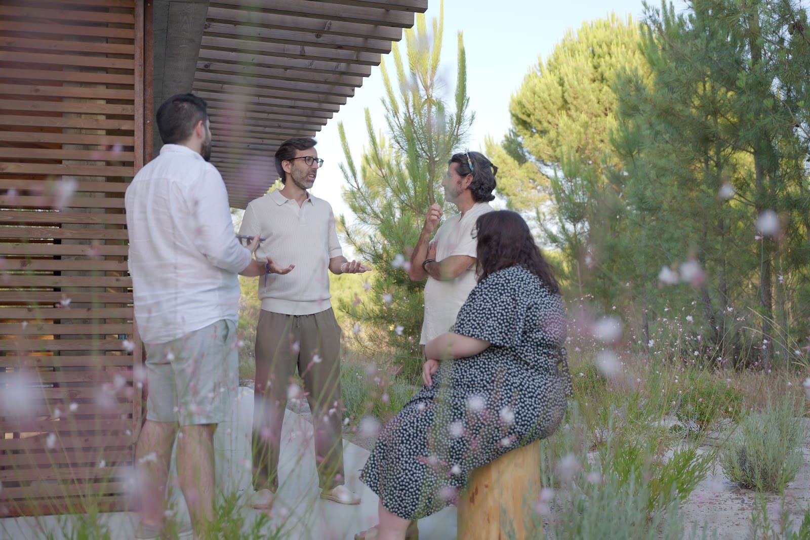 Grupo-de-personas-hablando-en-la-naturaleza