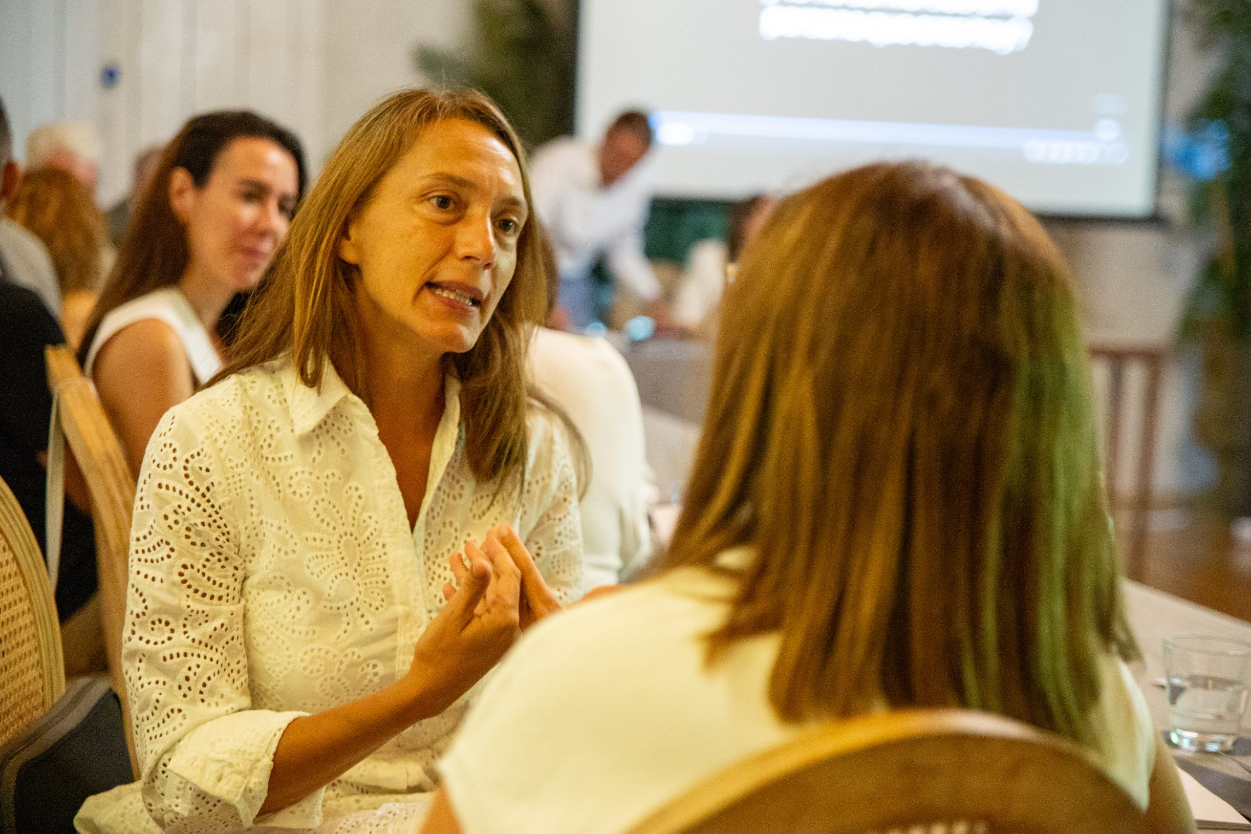 Conversaciones entre empresarios en Santiago